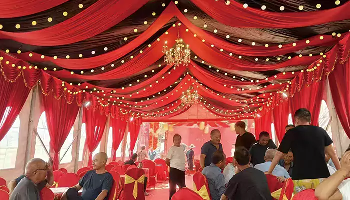 Sharob ziyofati uchun surish va tortish chodiri ochiq havoda ovqatlanish tajribasini inqilob qiladi