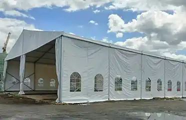 Kichkina va o'rta fabrikalar ochiq havoda saqlanadigan tovarlarning zang va namlik shikastlanishi tufayli sezilarli yo'qotishlarga duchor bo'lmoqdami? Qo'lda tortiladigan chodirlar yomg'irdan himoya qilish va zangdan himoya qilish uchun tejamkor yechim taklif qilishi mumkinmi?